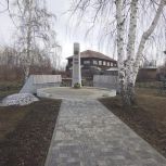 Максим Банных помог благоустроить памятники в Центральном районе Барнаула