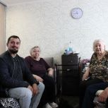 Единая Россия помогла пожилым жительницам, эвакуированным из Суджи после освобождения города от ВСУ