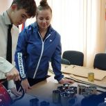 Активистки Женского движения «Единой России» провели для школьников Дебальцево мастер-класс по изготовлению окопных свечей