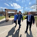 В Перевальске проверили состояние обновленного парка в микрорайоне Горняцкий