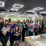 Мам и жён бойцов СВО в Новом Уренгое научили составлять цветочные композиции