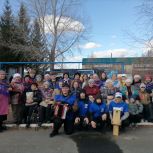 Члены “Единой России” из Суерки развесили скворечники у Дома ветеранов