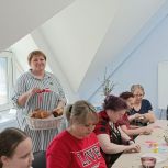 Мастер-классы по созданию открыток, сувениров и плетению масксетей: «Единая Россия» организовала мероприятия в поддержку участников СВО и их семей в Ханты-Мансийске