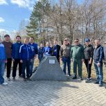 «Единая Россия» и «Волонтёры Победы» провели субботники на территории у военного госпиталя и памятных местах
