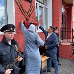 В школе Прокопьевска Кемеровской области при поддержке «Единой России» установили мемориальную доску в честь Героя СВО
