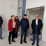 Единороссы проверили ремонт школы в Осинниках