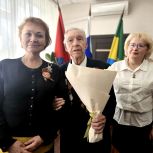 Ветерану Великой Отечественной войны Анатолию Фомичеву вручили знак почётного жителя района Текстильщики