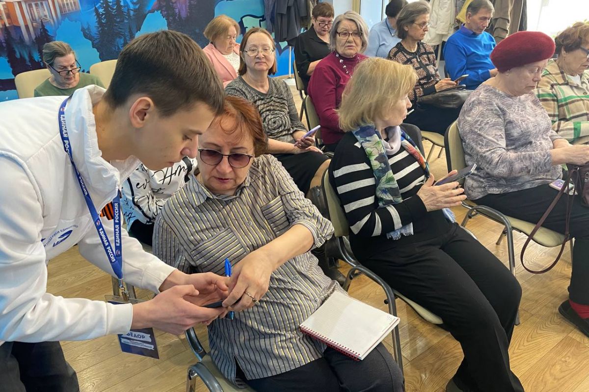 В Штабе общественной поддержки «Единой России»  учили настраивать мобильный «под себя»