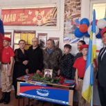 «Единая Россия» открыла в регионах Парты Героя и мемориальную плиту