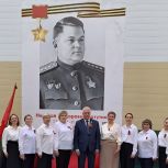 Портрет Героя Советского Союза разместили на фасаде тюменского детского сада