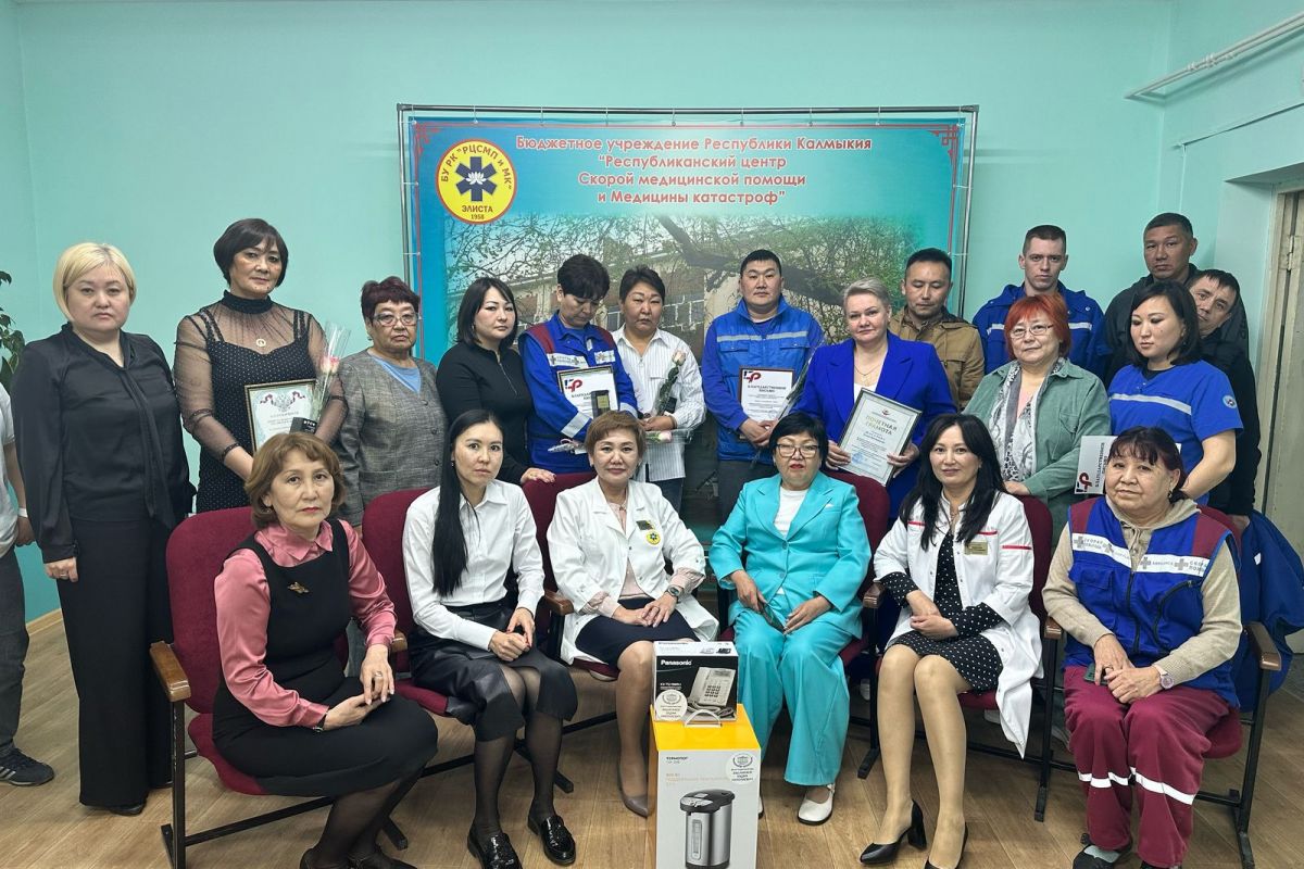 Бадма Башанкаев поздравил сотрудников скорой медицинской помощи с профессиональным праздником