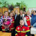 В Мурманске активисты «Единой России» поздравили работников скорой помощи с профессиональным праздником