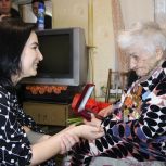 Единороссы поздравили с 99-летием участницу Великой Отечественной войны и вручили ей знак Почётного гражданина Луганска