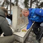 Центральные единороссы организовали субботник рядом с памятником сотрудникам Челябинского элеватора, павшим в период Великой Отечественной войны