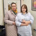 Единороссы вручили многодетной семье из Сургута карту «Zабота»