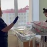 В Чукотской окружной больнице вручили первый комплект новорожденным