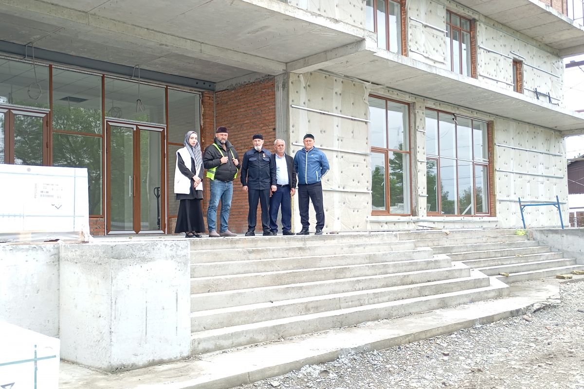 «Партийный десант» проверил качество строительных работ на объектах городской среды, образования и культуры в Чеченской Республике