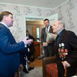 Алексей Шмыков вручил знак «Почетный гражданин Свердловской области» фронтовику из Каменска-Уральского