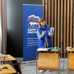 Дмитровские партийцы провели мастер-класс для детей из семей участников СВО