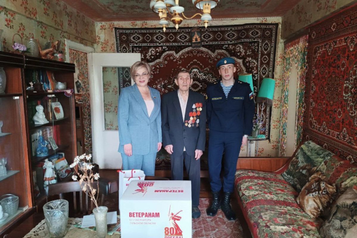 Елена Симонова передала ветеранам подарки от Губернатора Тульской области