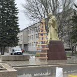 В Ясиноватой активно восстанавливают и благоустраивают памятные места к празднованию 80-летия Победы