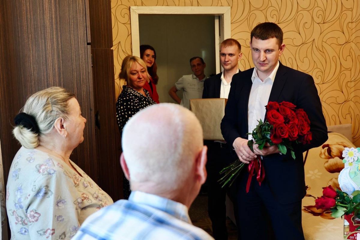 В Павловском Посаде секретарь местного отделения «Единой России» Денис Семенов поздравил супругов Кулешовых с 55-летием совместной жизни