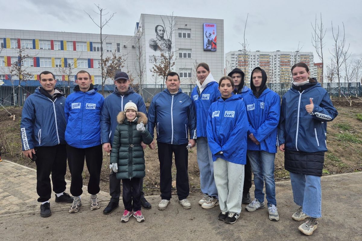 Единороссы Первомайского района провели озеленение Платовского микрорайона
