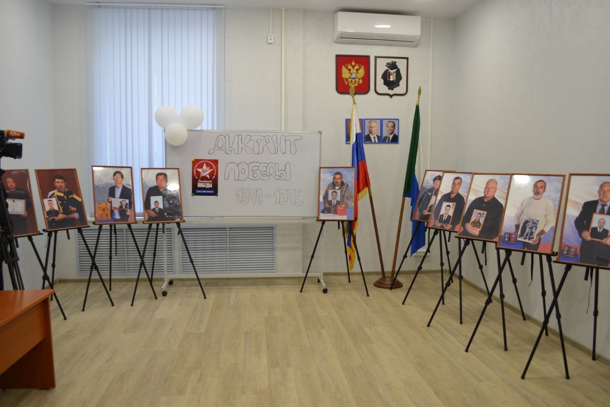 В Комсомольске открыли выставку «Отец Героя»