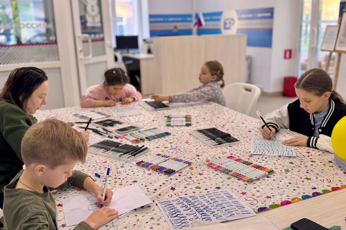В штабе общественной поддержки партии «Единая Россия» продолжаются занятия по каллиграфии