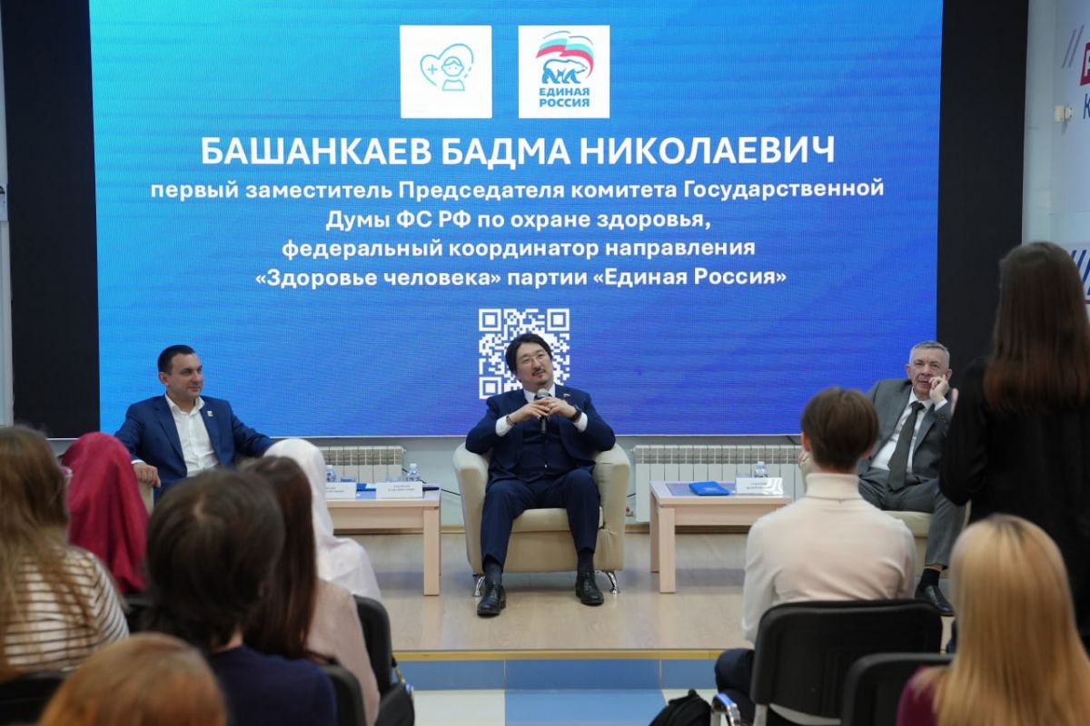 Студенты медицинского университета встретились с ведущим хирургом Российской Федерации