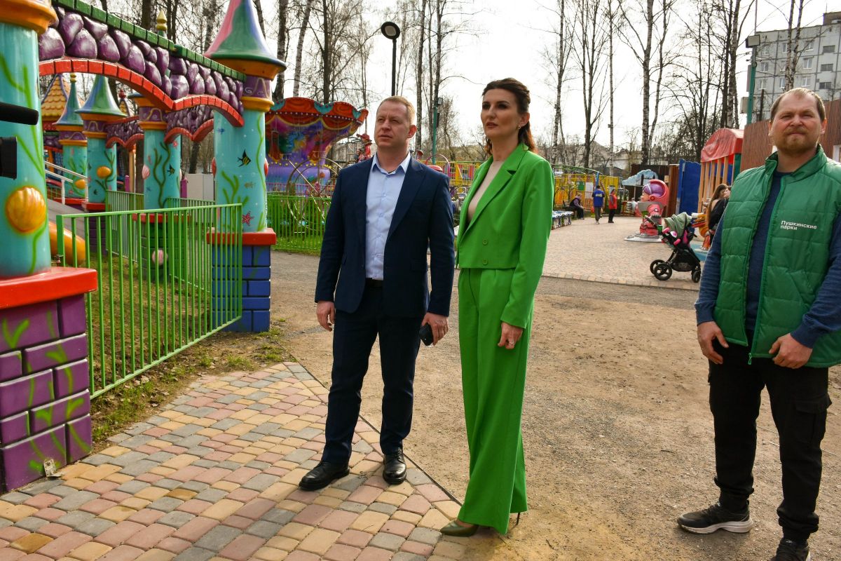 Единороссы в Пушкинском проверили готовность парка культуры и отдыха к летнему сезону