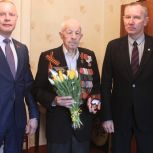 Партийцы Советского района поздравили ветерана Великой Отечественной войны с наступающим 80-летием Победы