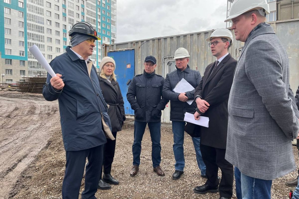 Илья Зайцев оценил ход строительства школы в красноярском микрорайоне «Тихие Зори»