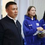 Активисты «Единой России» поздравили сотрудников отделения скорой медицинской помощи в Горно-Алтайске с профессиональным праздником