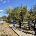 Партдесант ознакомился с ходом реконструкции парка и строительством спортзала