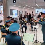 Молодогвардейцы провели акцию «Музыка Победы» в торговом центре Казани