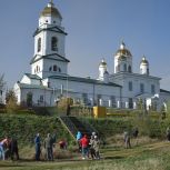 Троицкие единороссы расчистили путь к храму