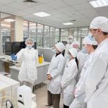 «Единая Россия» показала студентам-медикам Югры лабораторию экспертного класса