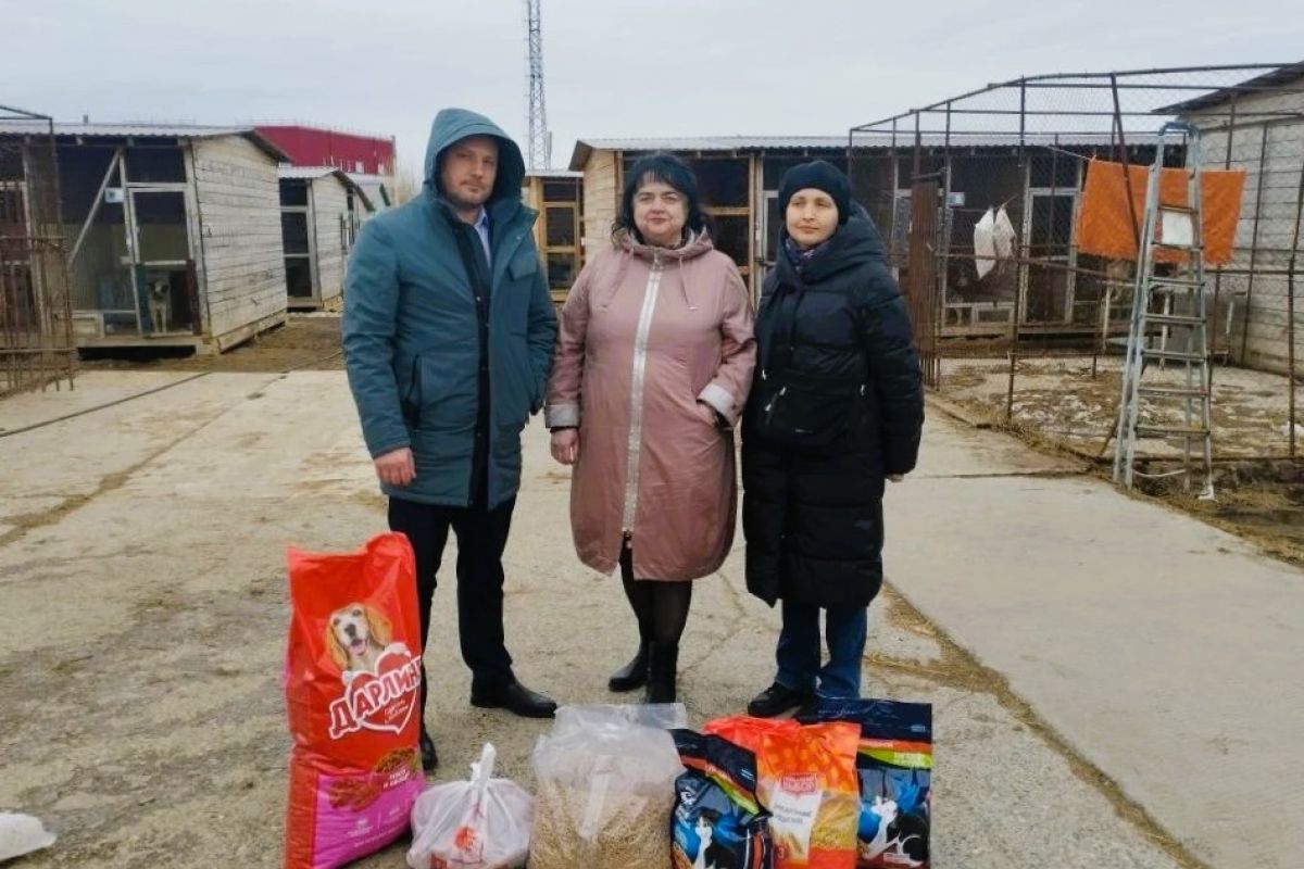 Партийцы Мегиона передали больше 25 килограммов корма местному приюту бездомных животных