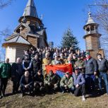 Традиции объединяют: студенты, депутаты и ветераны провели субботник в парке «Лес Победы»