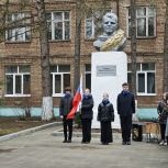 В школе №74 имени Гагарина прошла линейка ко Дню космонавтики