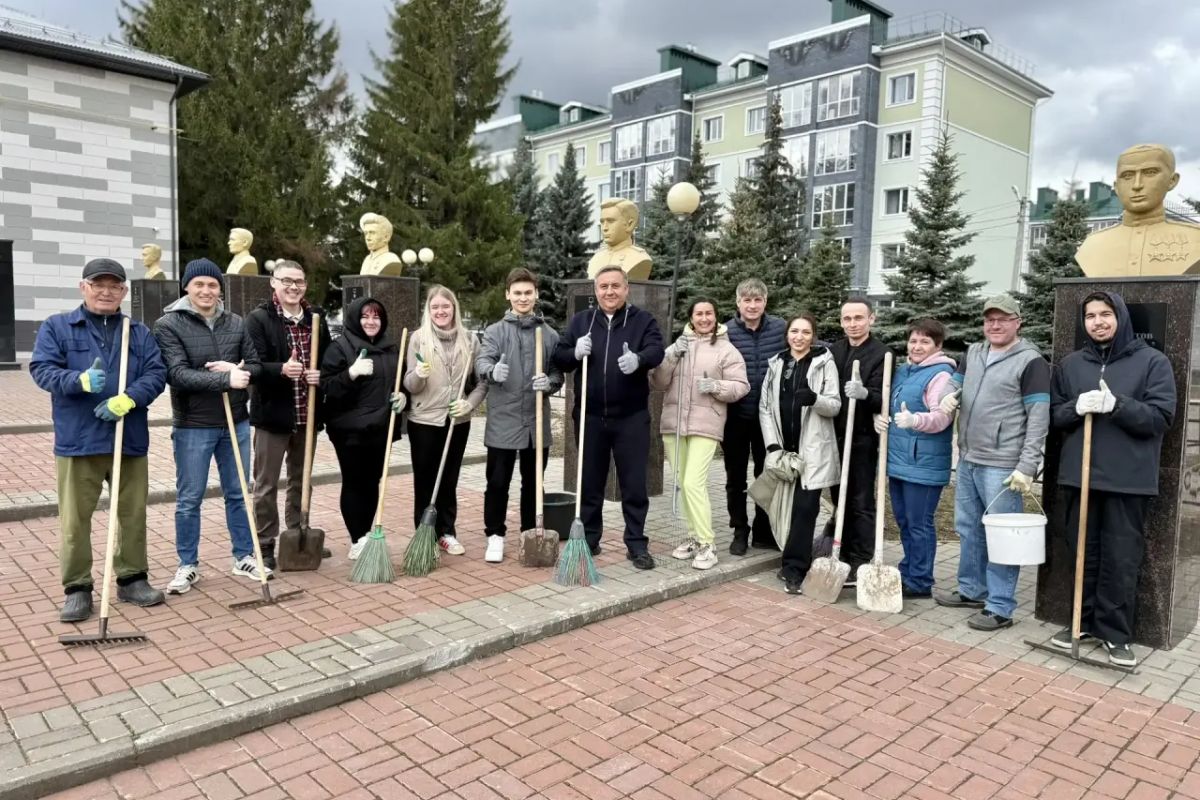 Активисты Высокогорского местного отделения партии приняли участие в субботнике