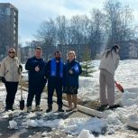 «Чистый город»: партийцы Пролетарского района вышли на уборку пришкольной территории