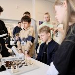 Ко Дню космонавтики на северо-западе Москвы состоялся шахматный турнир с участием гроссмейстера Сергея Карякина