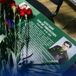 Путь к звёздам начинается с мечты: в Енакиево «Единая Россия» увековечила имя Георгия Берегового
