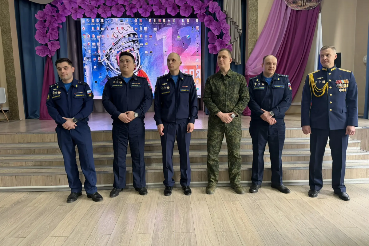 Военнослужащие истребительного полка Домны пообщались с читинскими школьниками