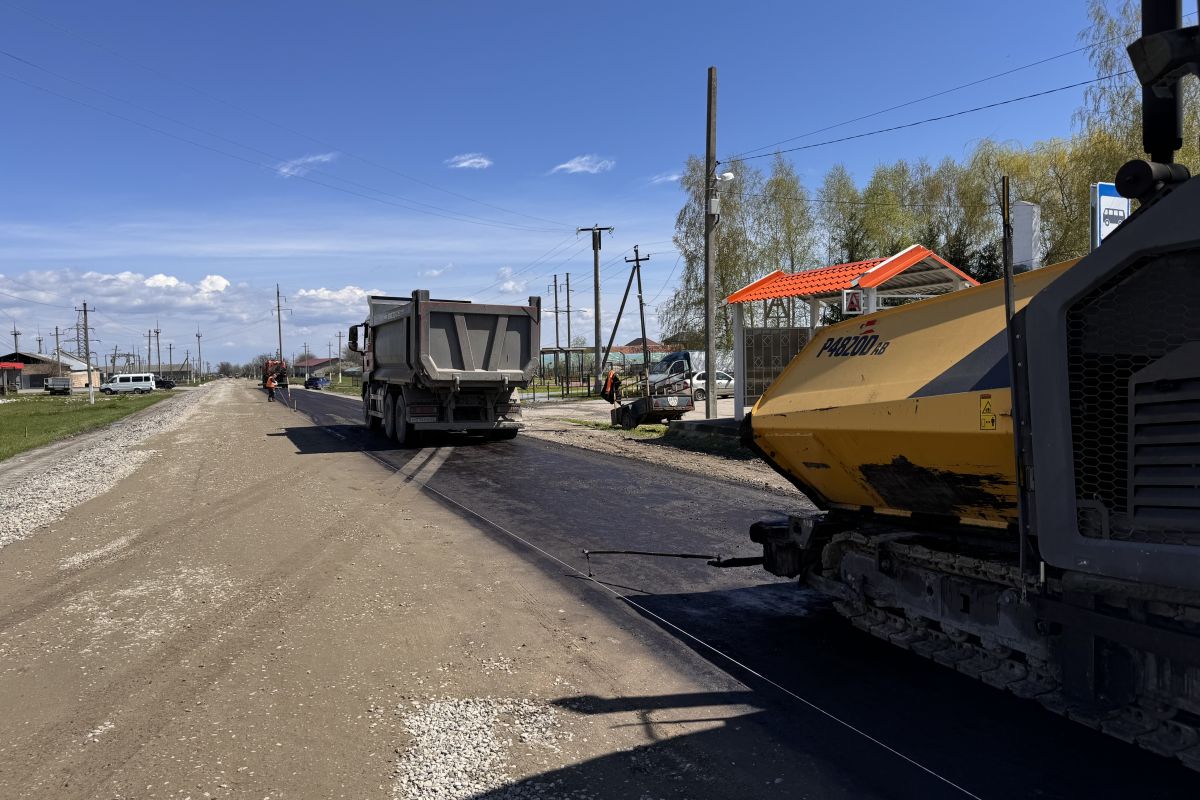 В Кабардино-Балкарии на автодороге Старый Черек — Жемтала — Сукан-Суу приступили к устройству асфальта