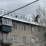 Забота о безопасности: в поселке Песчанка жителям многоэтажки отремонтировали крышу дома