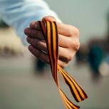 Сторонники «Единой России» и «Волонтёры Победы» дали старт международной акции «Георгиевская лента»