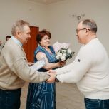 В Ленинском районе партийцы поздравили семью с изумрудной свадьбой